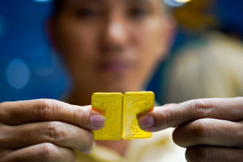 Giá vàng trong nước đắt hơn thế giới cả chục triệu đồng